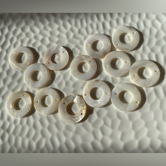 11 Stunning Round Cream 30mm Donut Shell Beads for Jewelry Craft Making - Picture 3 of 5